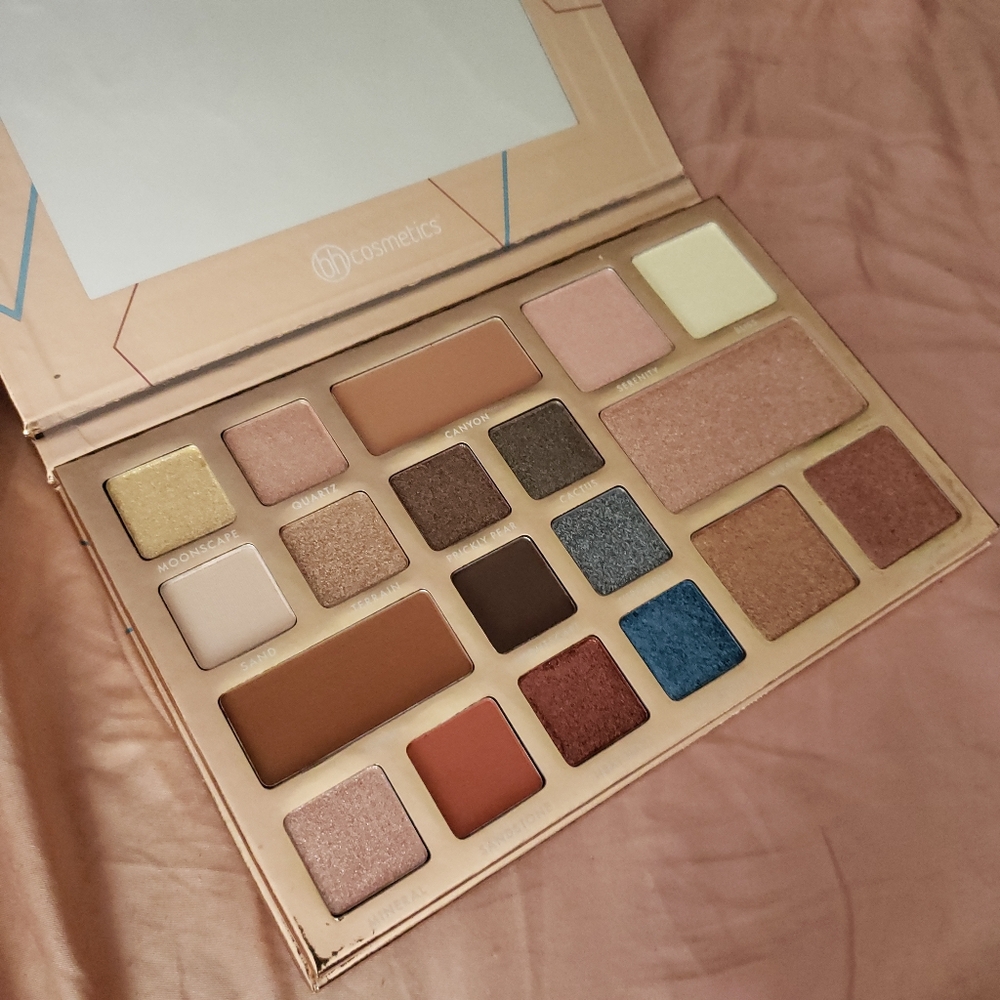 New Condition BH Cosmetics Desert Oasis 19 Color Shadow and Highlighter Palette